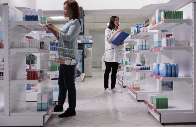 Cliente e funcionária em farmácia com prateleiras cheias. Cliente escolhe produtos, funcionária checa estoque.