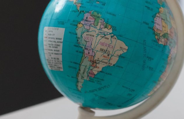 globo terrestre com foco na América do Sul, ilustrando a "margem equatorial"