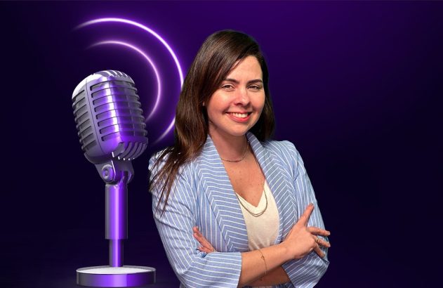 Mulher sorridente de blazer ao lado de microfone vintage e ondas sonoras roxas.