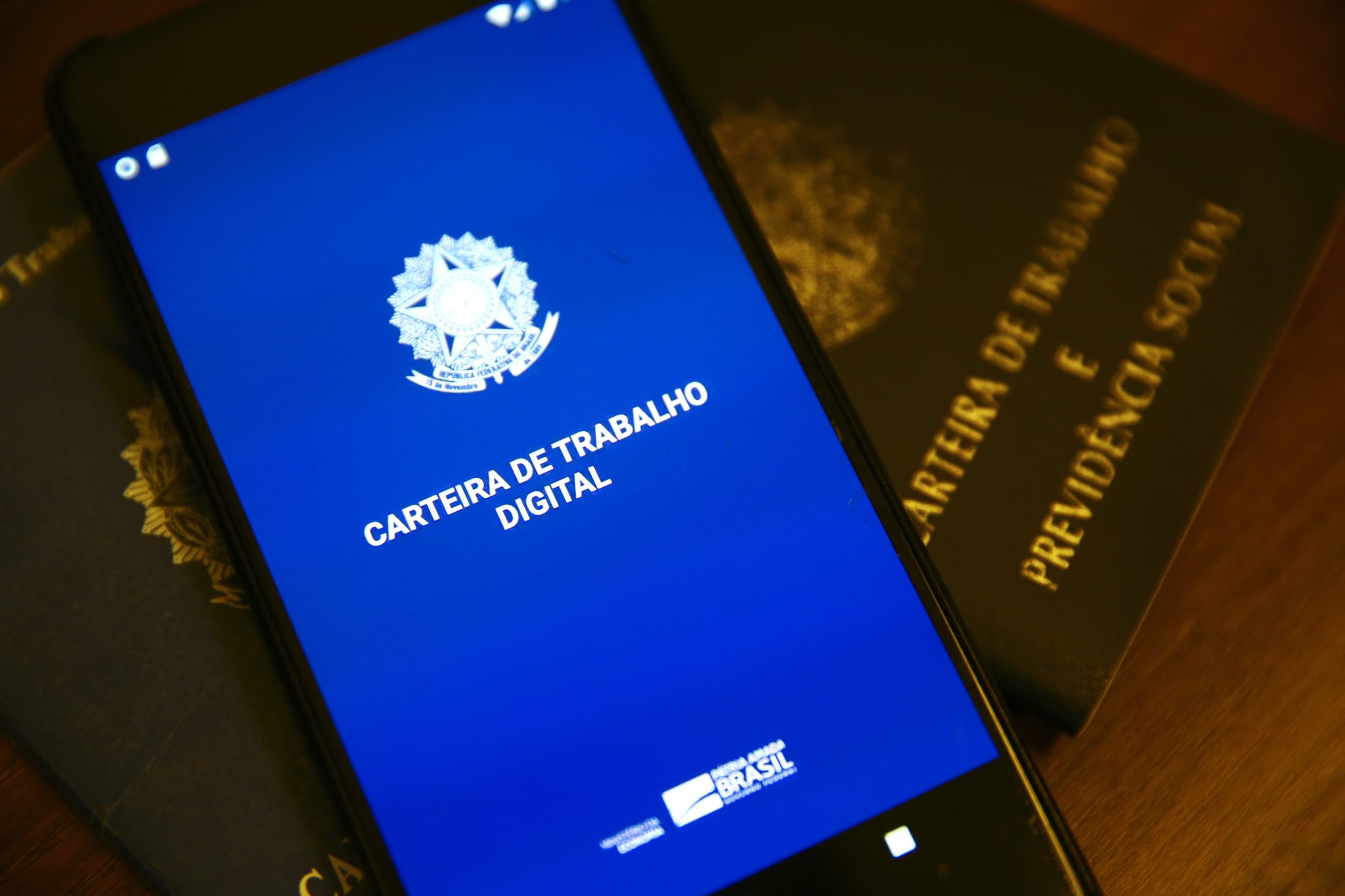 Imagem de um celular com a carteira de trabalho digital