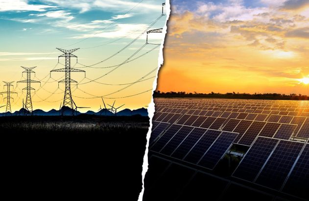 Transição energética: torres de eletricidade e painéis solares sob o pôr do sol.