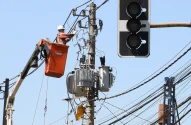 Funcionários da Enel fazem manutenção em poste de energia elétrica em São Paulo, SP, em imagem de 2021 (Foto: Rovena Rosa/Agência Brasil)