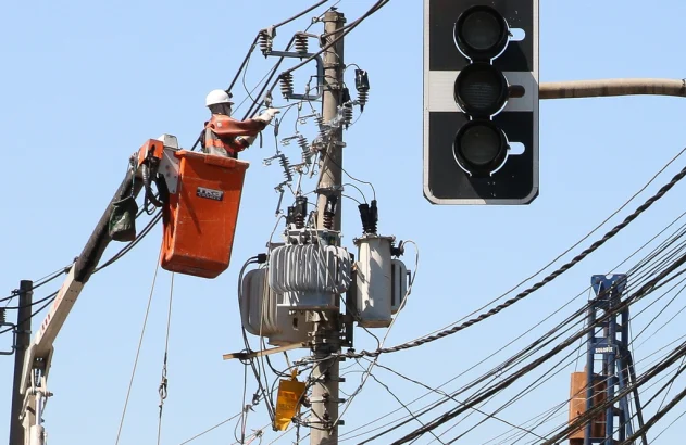 Funcionários da Enel fazem manutenção em poste de energia elétrica em São Paulo, SP, em imagem de 2021 (Foto: Rovena Rosa/Agência Brasil)