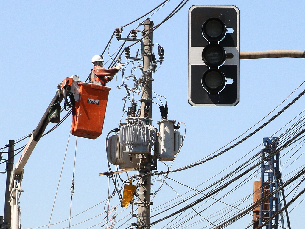 Funcionários da Enel fazem manutenção em poste de energia elétrica em São Paulo, SP, em imagem de 2021 (Foto: Rovena Rosa/Agência Brasil)