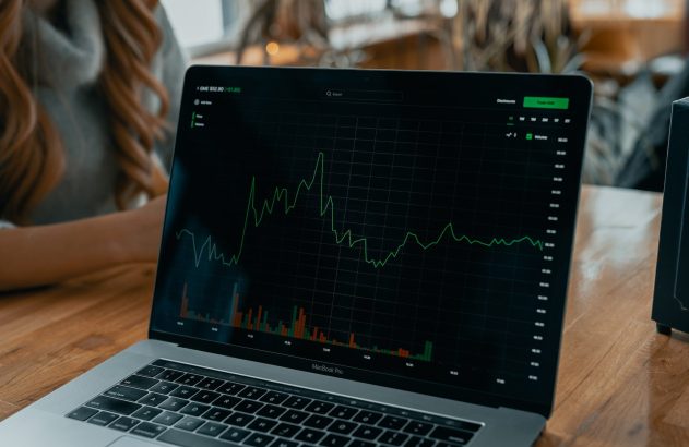 Foto de um notebook com um gráfico de ações, ilustrando o tema "FOFs". Foto de Tech Daily/Unsplash