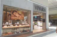Vitrine da Vivara em shopping com joias e pôsteres de modelo. Pessoas caminham pelo corredor.