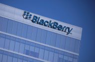 Prédio da BlackBerry com letreiro azul e logo da empresa.