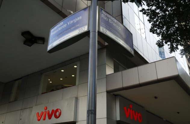 Placas de rua com "Avenida Presidente Vargas" e "Avenida Rio Branco" em cruzamento urbano com logo Vivo.