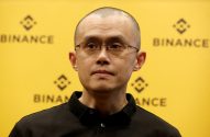 Changpeng Zhao, CEO da Binance, de óculos e camisa preta, contra fundo amarelo com logo Binance.