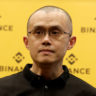 Changpeng Zhao, CEO da Binance, de óculos e camisa preta, contra fundo amarelo com logo Binance.