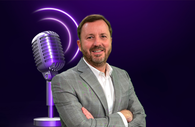 Homem sorrindo de braços cruzados com microfone roxo e ondas de som.