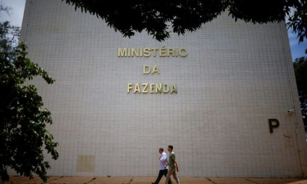 Governo reduz contenção de verbas de ministérios e projeta déficit de R$ 28,3 bilhões