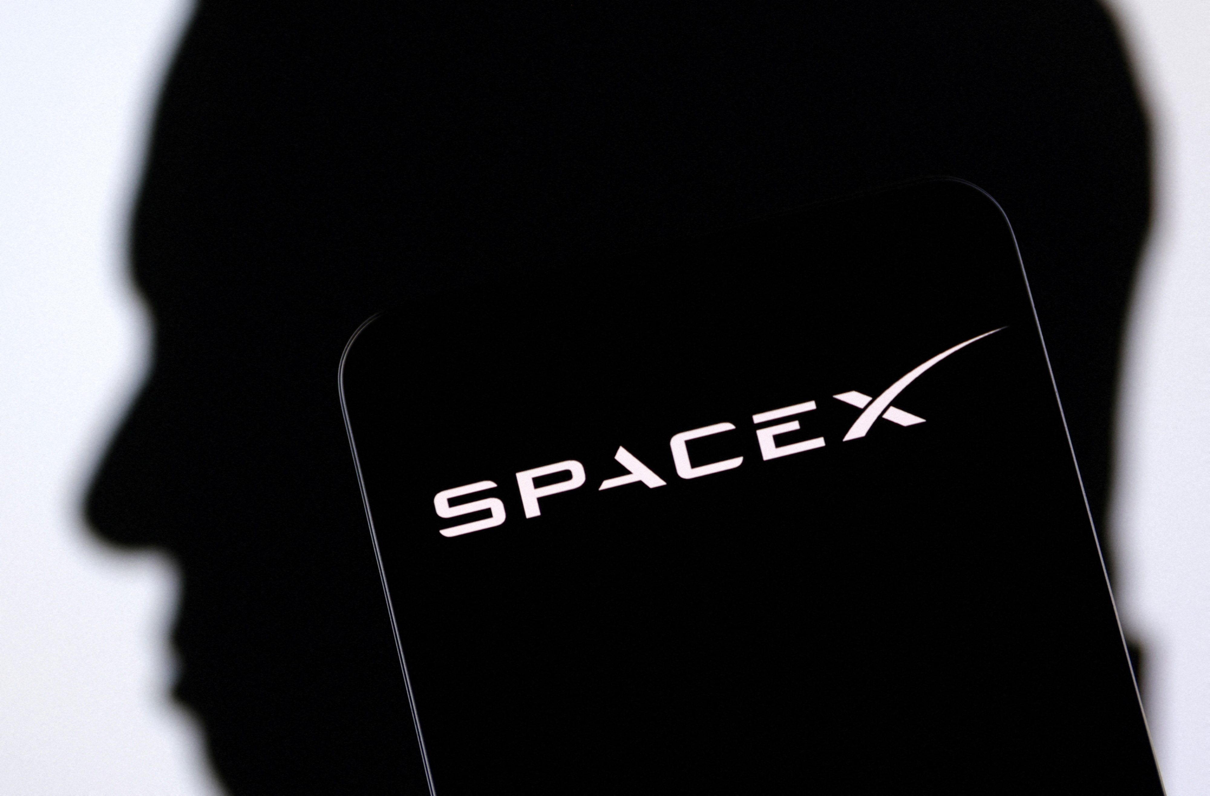 Logotipo da SpaceX e silhueta de Elon Musk