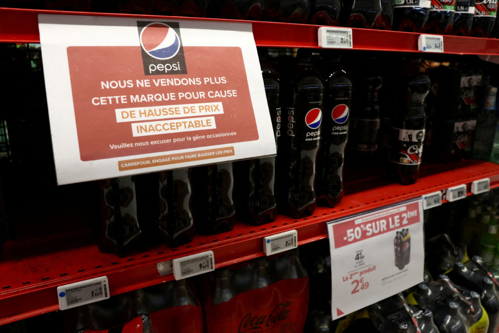 Supermercado Carrefour exibe cartaz: 'Não vendemos Pepsi devido a aumento de preço inaceitável'.