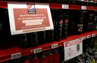 Supermercado Carrefour exibe cartaz: 'Não vendemos Pepsi devido a aumento de preço inaceitável'.
