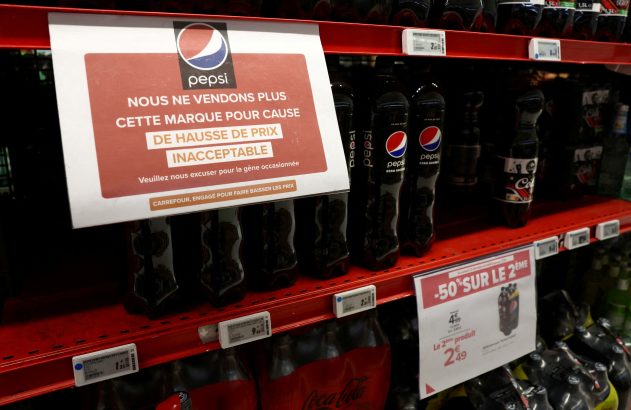 Supermercado Carrefour exibe cartaz: 'Não vendemos Pepsi devido a aumento de preço inaceitável'.