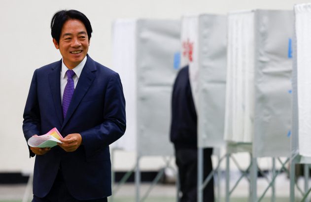 Líder político sorridente com papéis, passando por cabines de votação.