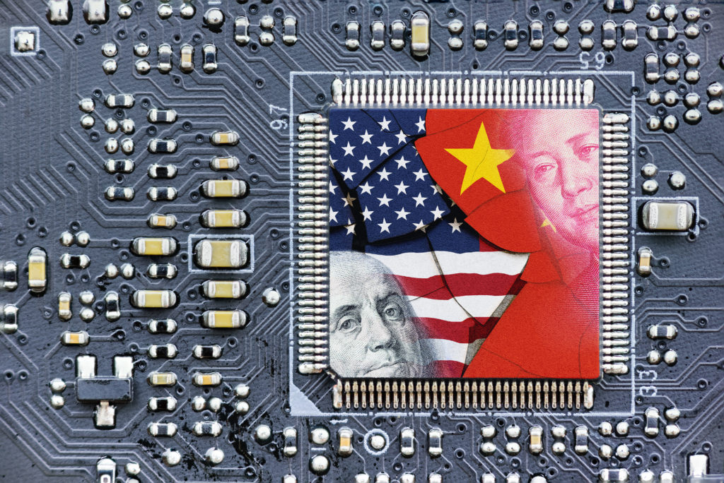 Chip de computador com bandeiras dos EUA e China e líderes. Tensão tecnológica global.