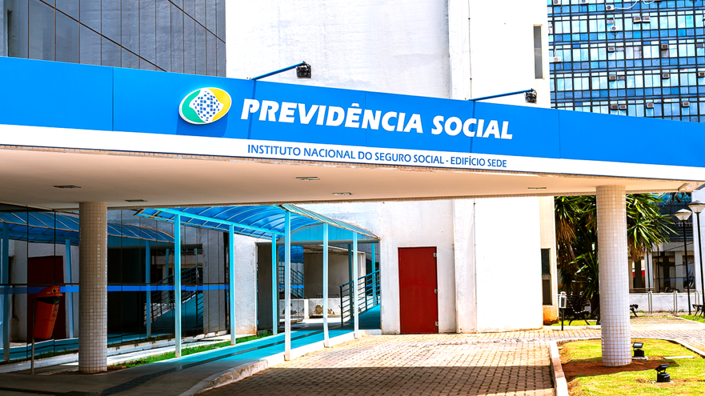 Entrada do prédio da Previdência Social com letreiro azul e o nome da instituição.