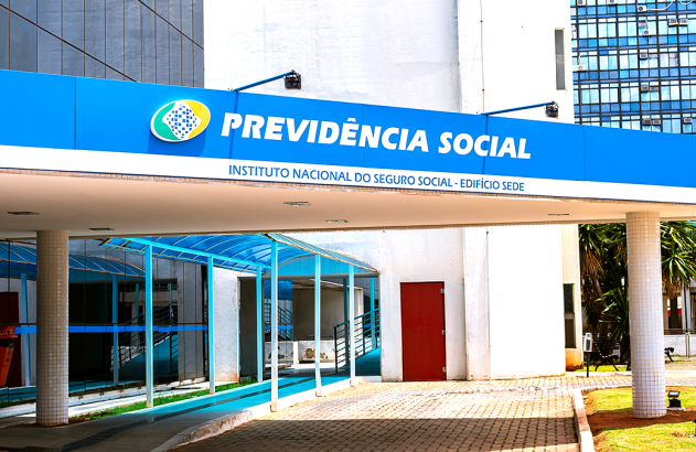 Entrada do prédio da Previdência Social com letreiro azul e o nome da instituição.