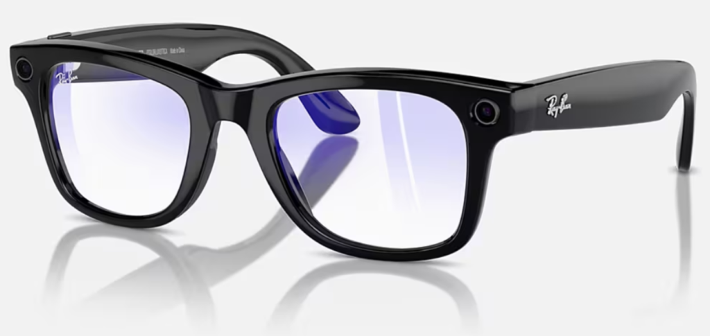 Óculos inteligentes Ray-Ban pretos, com câmeras nas laterais frontais e lentes azuladas, em fundo branco.