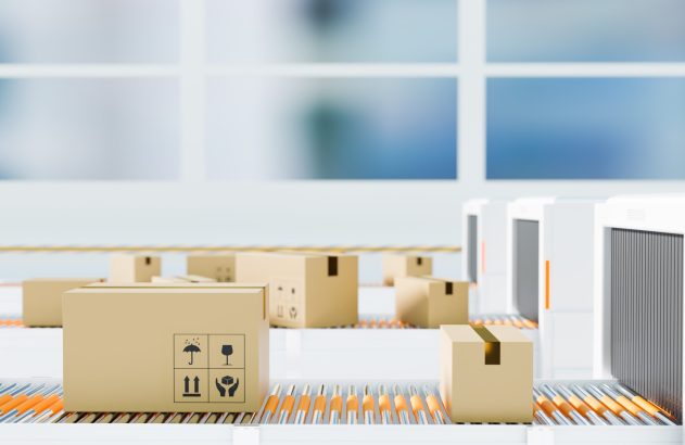 Caixas de papelão se movendo em esteira transportadora numa fábrica.