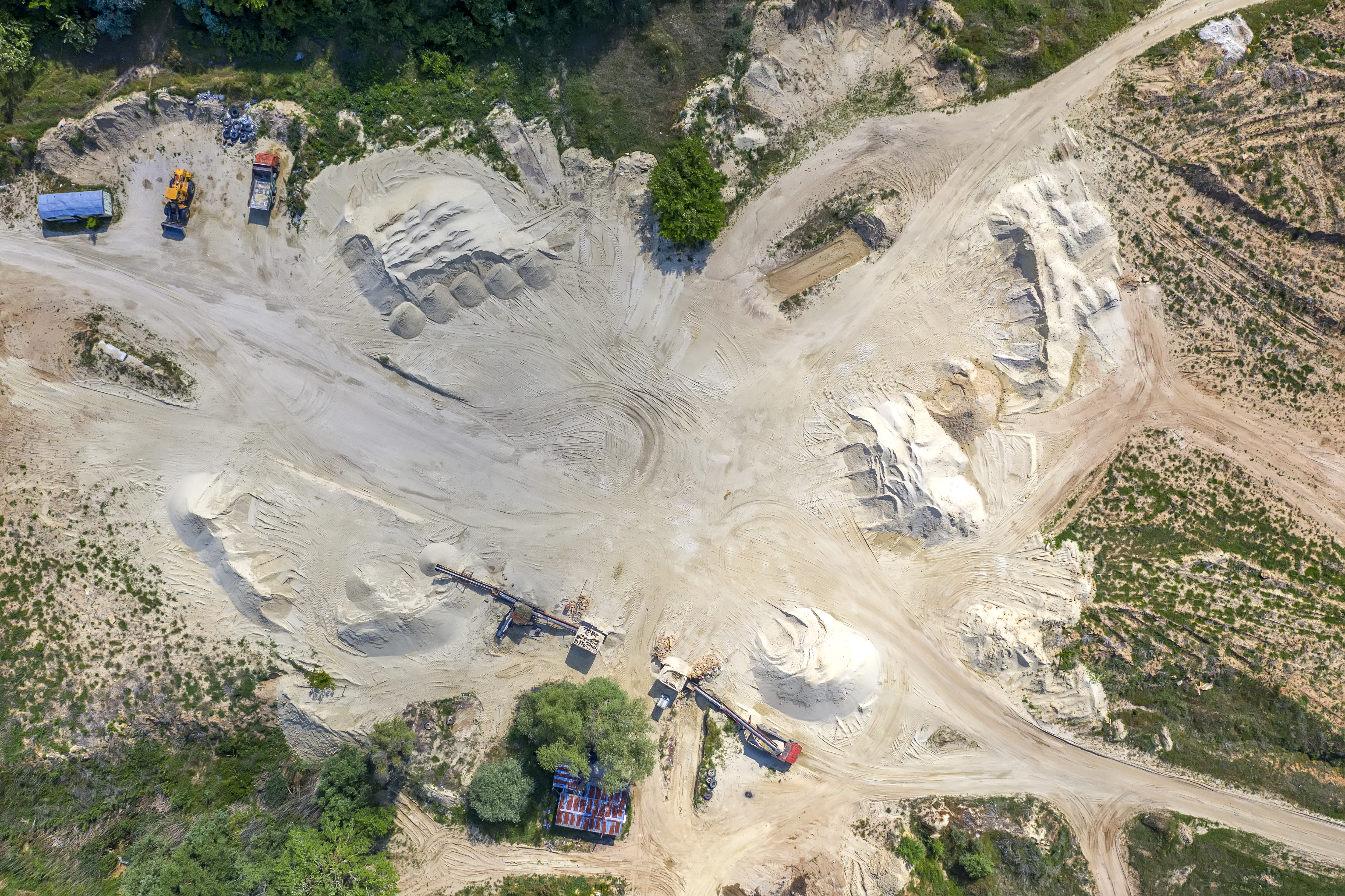 Vista com drone de terreno árido com atividade de mineração