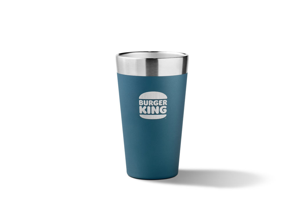 Copo térmico azul com borda metálica e logo Burger King, sobre fundo branco com sombra.