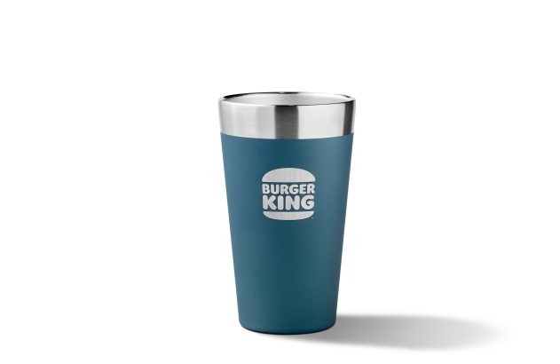 Copo térmico azul com borda metálica e logo Burger King, sobre fundo branco com sombra.
