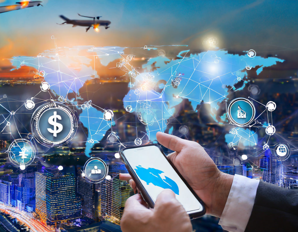 Mãos seguram smartphone. Fundo: mapa-múndi interconectado com ícones de finanças e negócios sobre cidade noturna. Conectividade global.