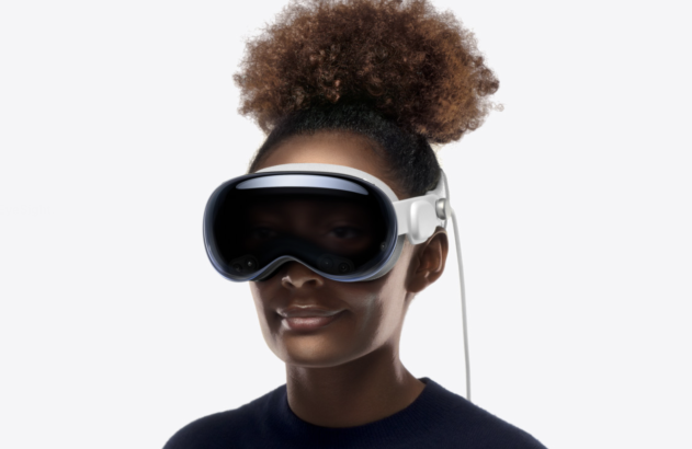 Pessoa usando um headset de realidade mista branco e preto em fundo branco.