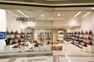 Loja Arezzo em shopping, com vitrine e interior exibindo calçados e bolsas.