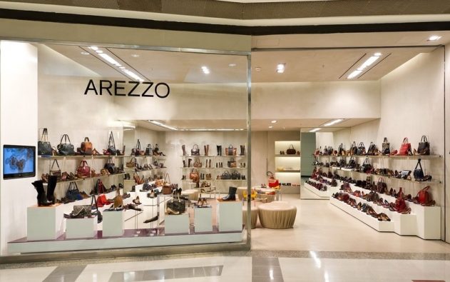 Loja Arezzo em shopping, com vitrine e interior exibindo calçados e bolsas.