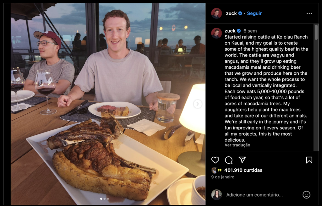 Mark Zuckerberg sorri jantando cortes generosos de carne. Um homem ao lado.