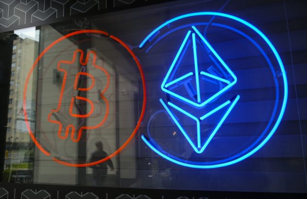 Letreiros neon: Bitcoin laranja refletido e Ethereum azul lado a lado.