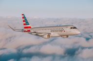 Embraer 175 da American Eagle em voo sobre nuvens.