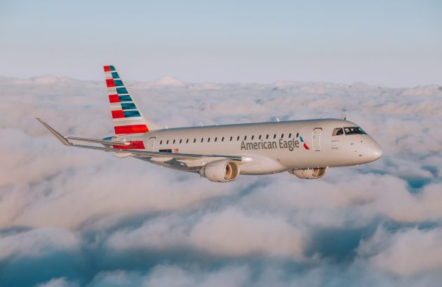 Embraer 175 da American Eagle em voo sobre nuvens.