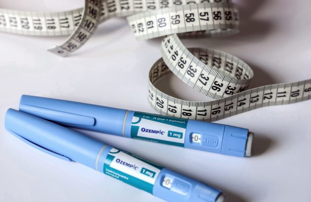 Duas canetas injetoras Ozempic e fita métrica. Medicamento para diabetes e controle de peso.