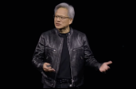 Jensen Huang, CEO da NVIDIA, com jaqueta de couro e cabelo grisalho, discursa e gesticula em palco escuro.