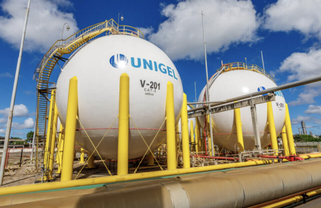 Dois tanques de armazenamento esféricos brancos UNIGEL em área industrial.