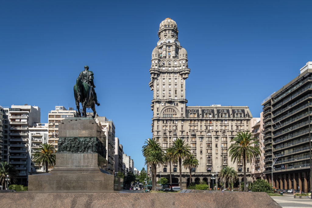 Praça Independência em Montevidéu, Uruguai, com estátua equestre e o imponente Palácio Salvo.
