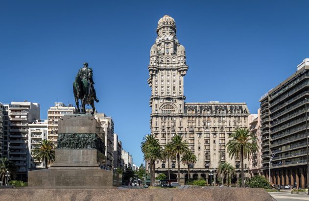 Praça Independência em Montevidéu, Uruguai, com estátua equestre e o imponente Palácio Salvo.