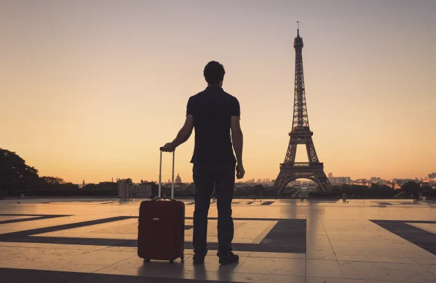 Turista observa a Torre Eiffel da Esplanada do Trocadéro, em Paris, França