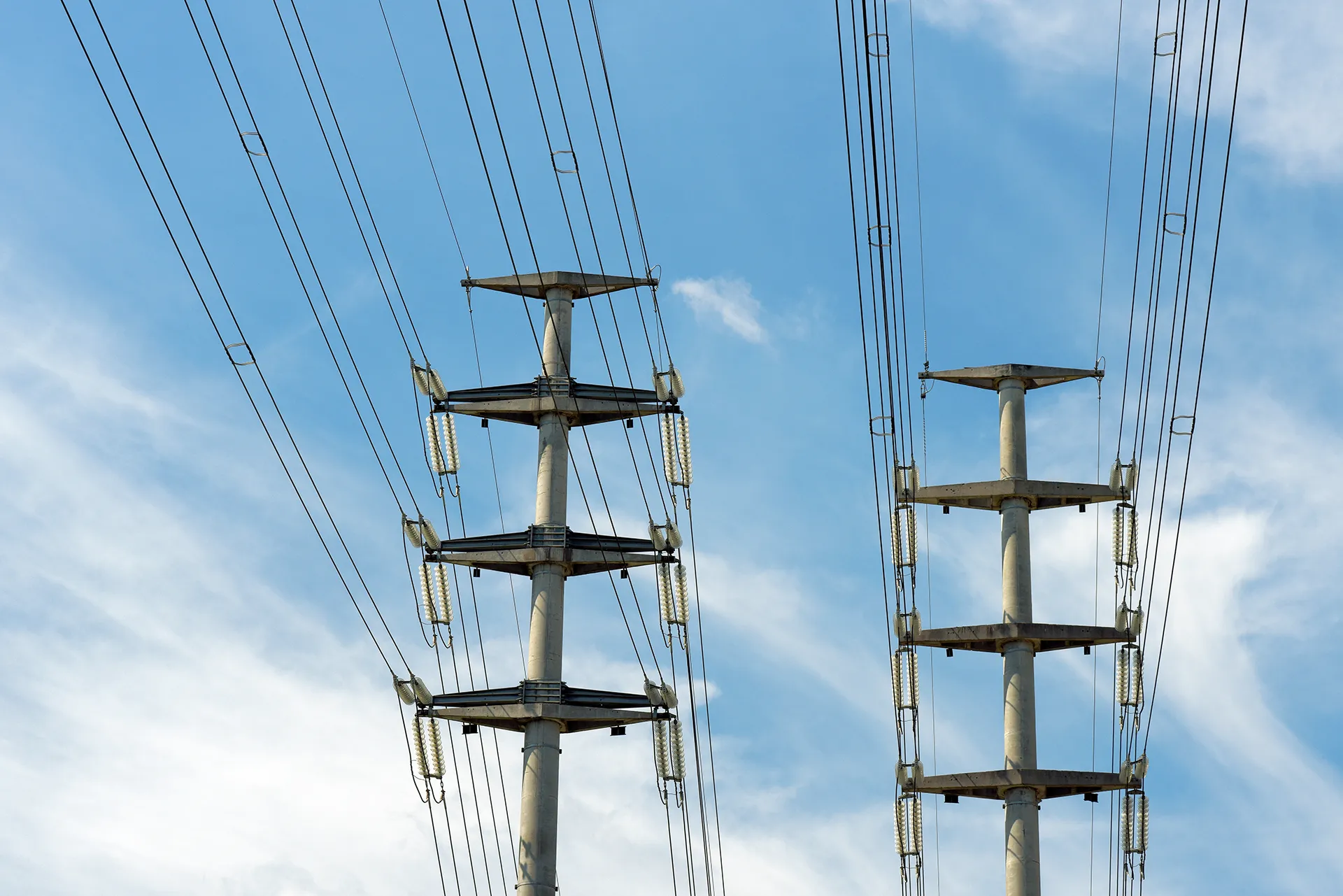 Aproximação do poste de energia elétrica sob o céu azul