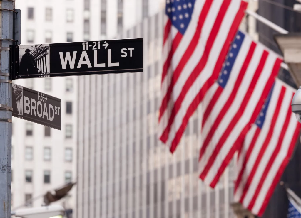 Placa de Wall Street na esquina da Bolsa de Valores de Nova York