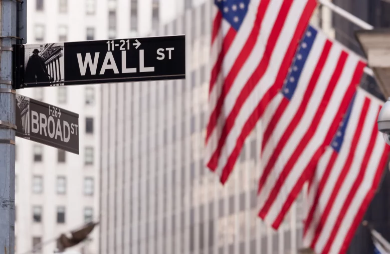 Placa de Wall Street na esquina da Bolsa de Valores de Nova York