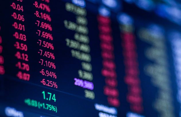 Tela exibindo ações; mercado de ações; bolsa de valores; análise