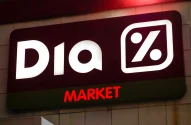 São Paulo, Brasil: vista frontal da loja do mercado brasileiro DIA. Logotipo da marca