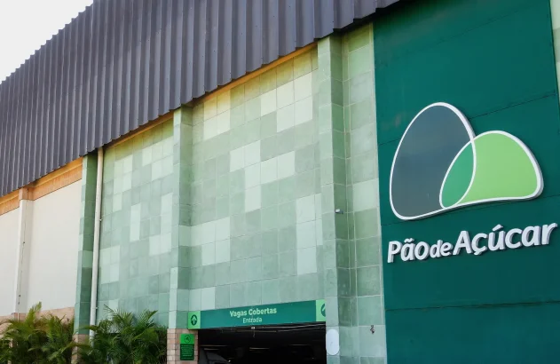 São Paulo, Brasil: vista frontal da loja do mercado brasileiro de Pão de Açúcar. Logotipo da marca GPA