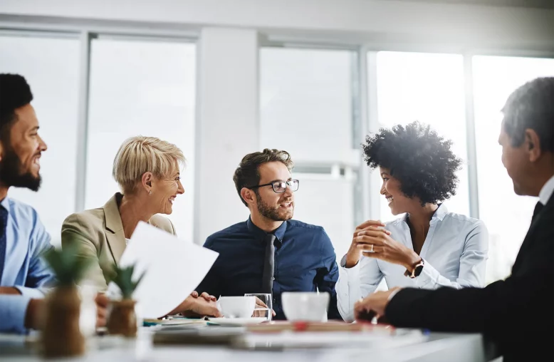 Pessoas de negócios, reunião de equipe e planejamento com contrato de empresa e conversação. Equipe, comunicação e papelada com um empresário com colegas de trabalho diversificados trabalhando em uma estratégia de trabalho